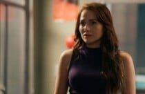 Adriana descobre prova contra Pilar — Foto: Gloresumo quem ama cuida novela da globo