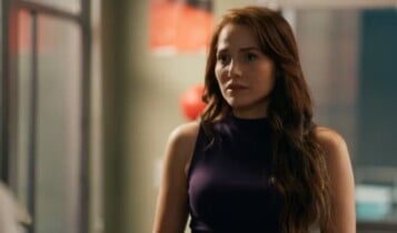 Adriana descobre prova contra Pilar — Foto: Gloresumo quem ama cuida novela da globo
