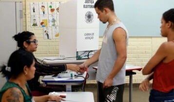 Até que horas pode votar hoje