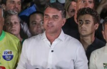 Flávio Bolsonaro pode continuar recebendo salário